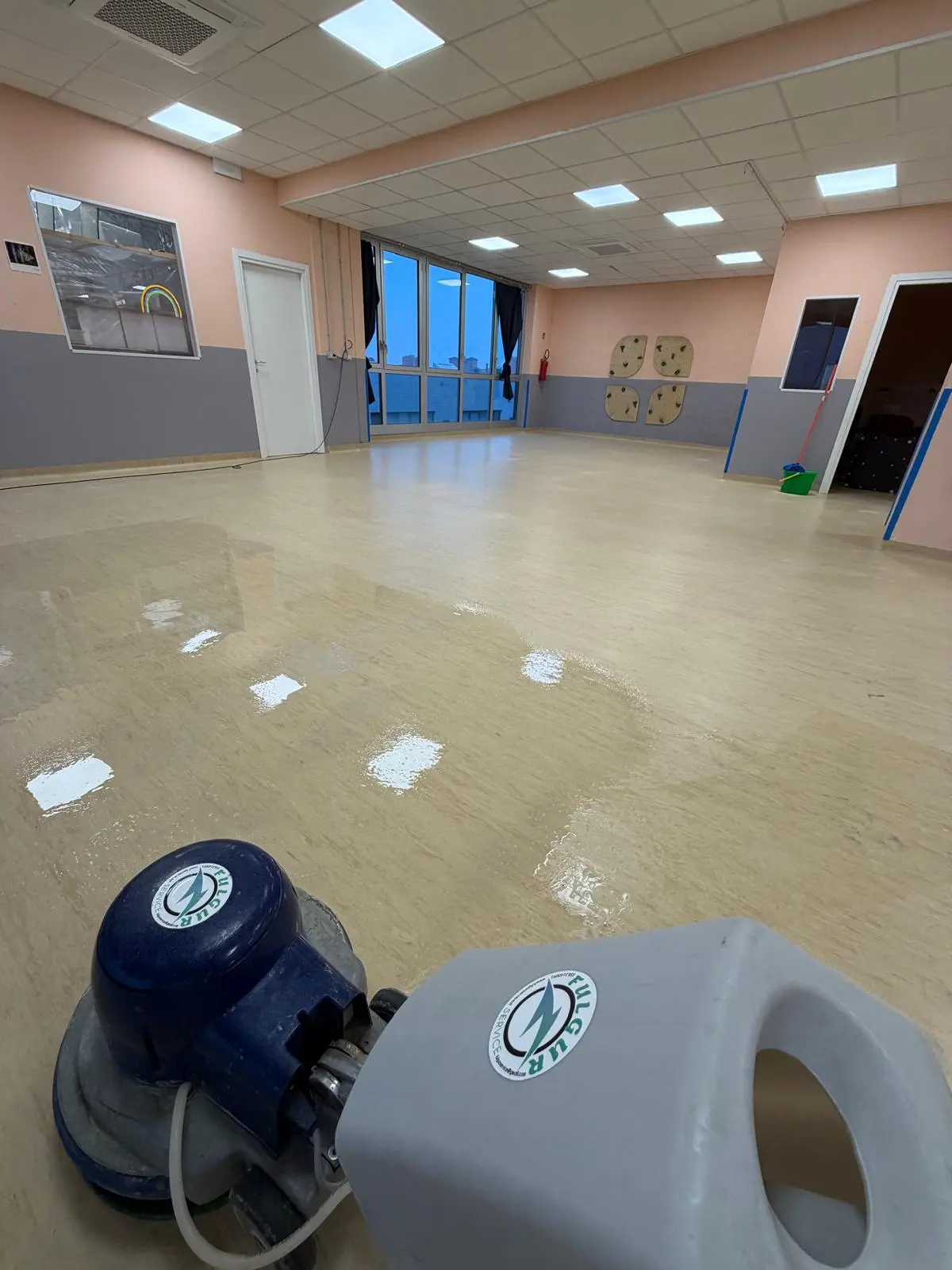Sanificazione certificata di una palestra a Parma con trattamento antifungino specifico per spogliatoi e docce