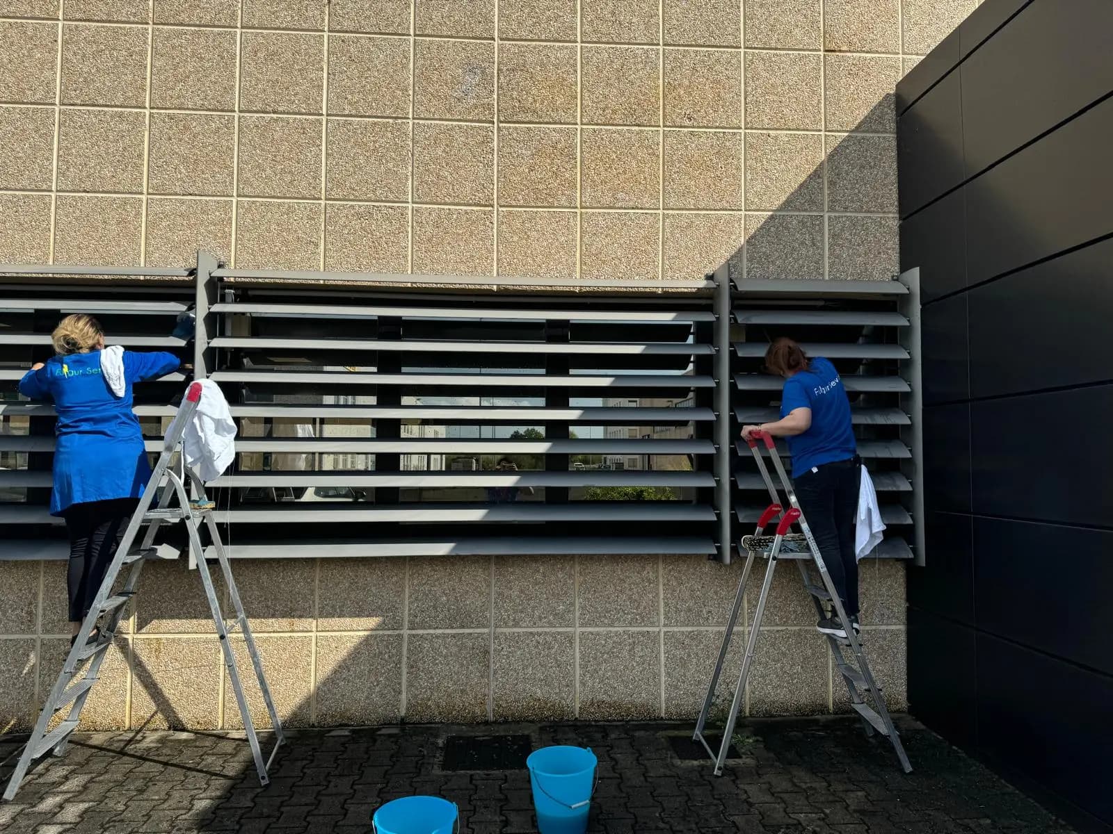 Idrolavaggio professionale per rimozione smog e graffiti da una facciata esterna a Parma