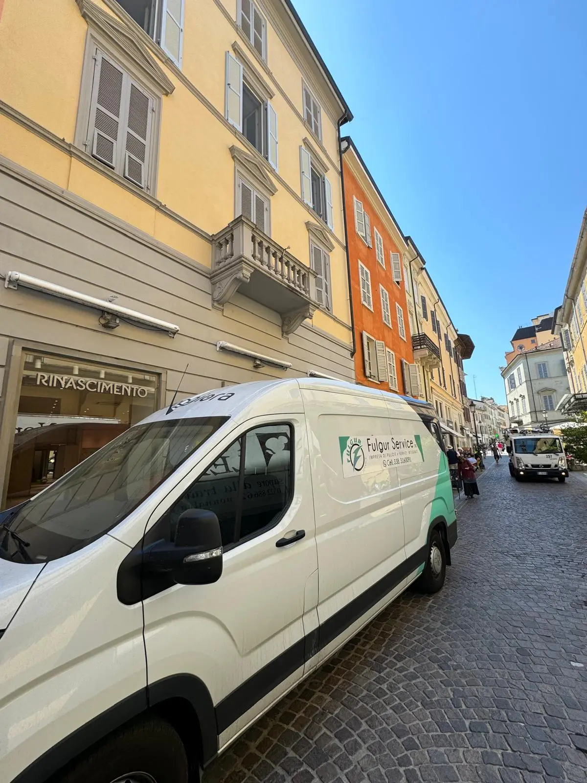 Operatore Fulgur Service durante la pulizia mattutina intensiva di un locale notturno a Parma centro