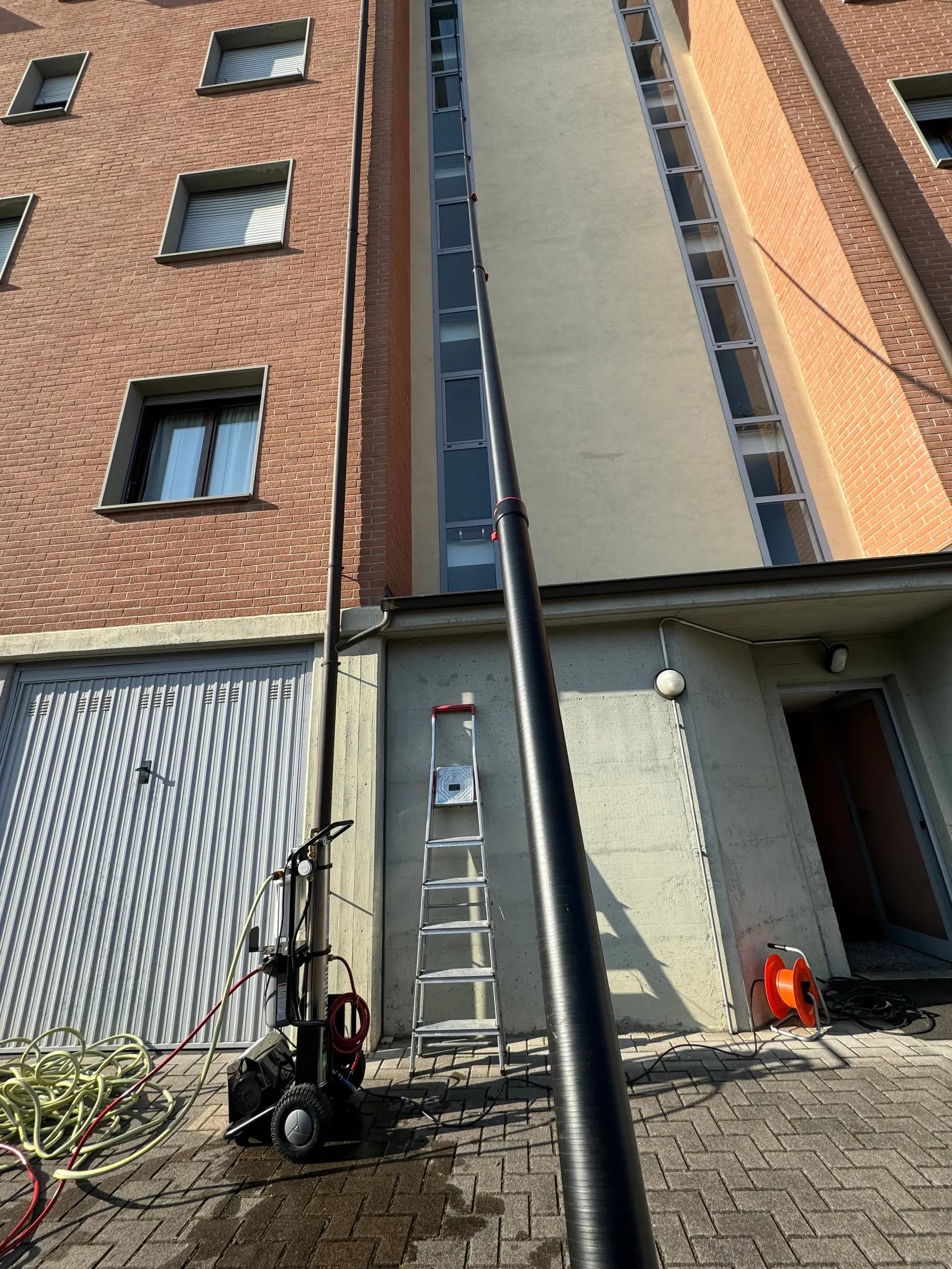 Androne condominiale lussuoso a Parma perfettamente pulito con scale in marmo lucente